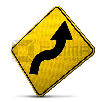 La Estrategia Silenciosa que Salva Vidas: Señalamiento Clave para Prevenir Accidentes Viales. 2 Señalamiento de prevención de accidentes: Un trabajador instalando una señal de Curva Peligrosa en una carretera de montaña, destacando la señalización para reducir siniestros.